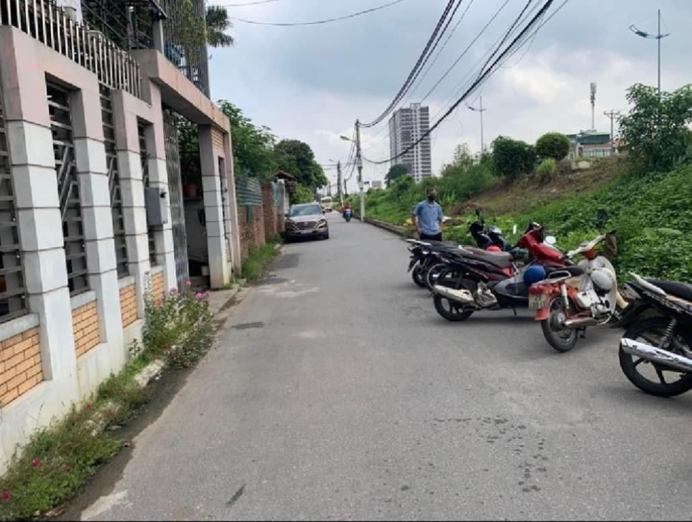 BÁN ĐẤT TẶNG NHÀ  PHÂN LÔ - Ô TÔ ĐỖ CỬA - VÀO NHÀ -SÁT PHỐ, DIỆN TÍCH RỘNG, NHÀ DÂN XÂY,