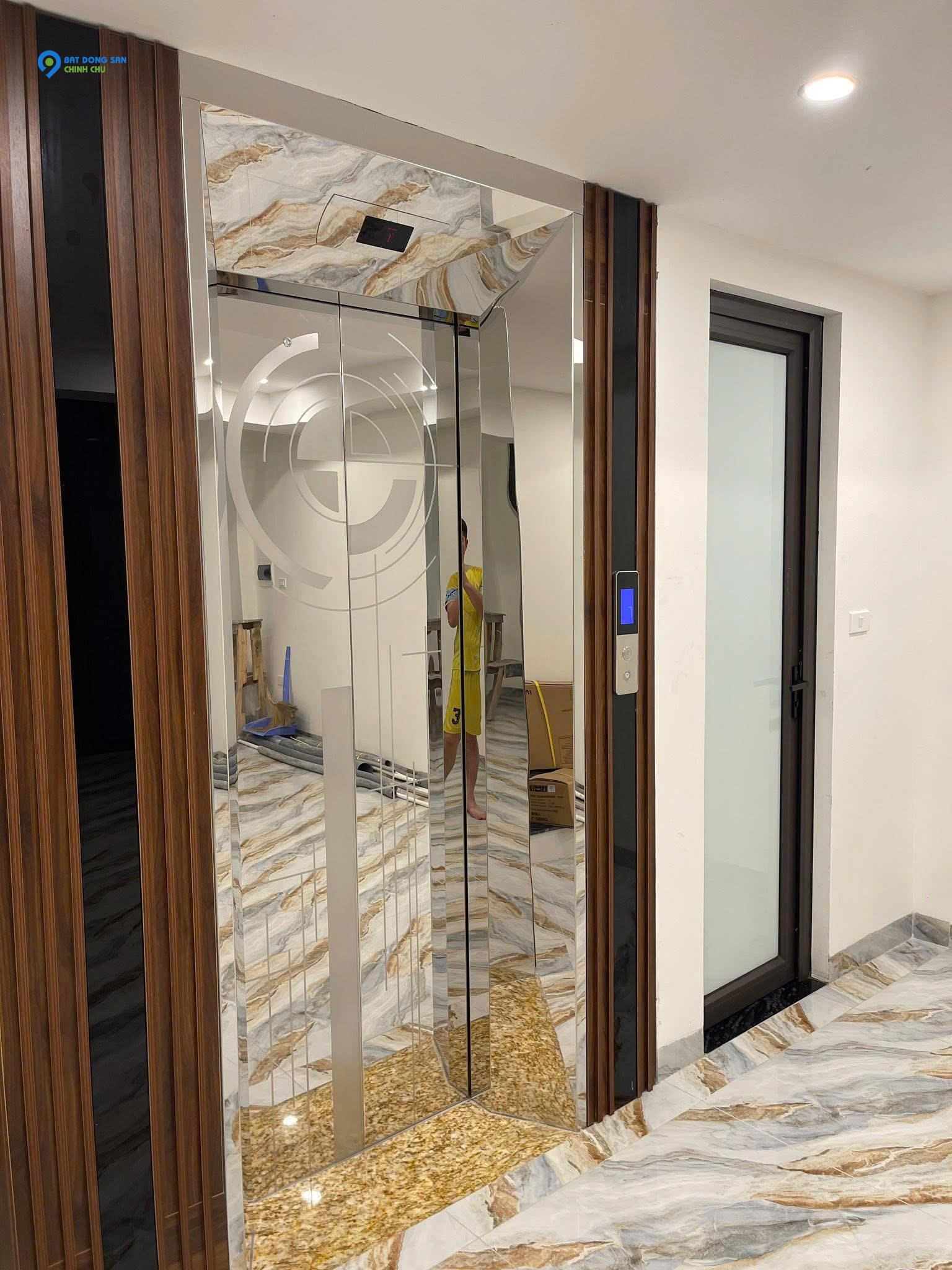 Bán Nhà Phố Hoàng Cầu - 45m x 7 Tầng Thang Máy - Ô Tô Đỗ Cửa - Giá 15,3 tỷ