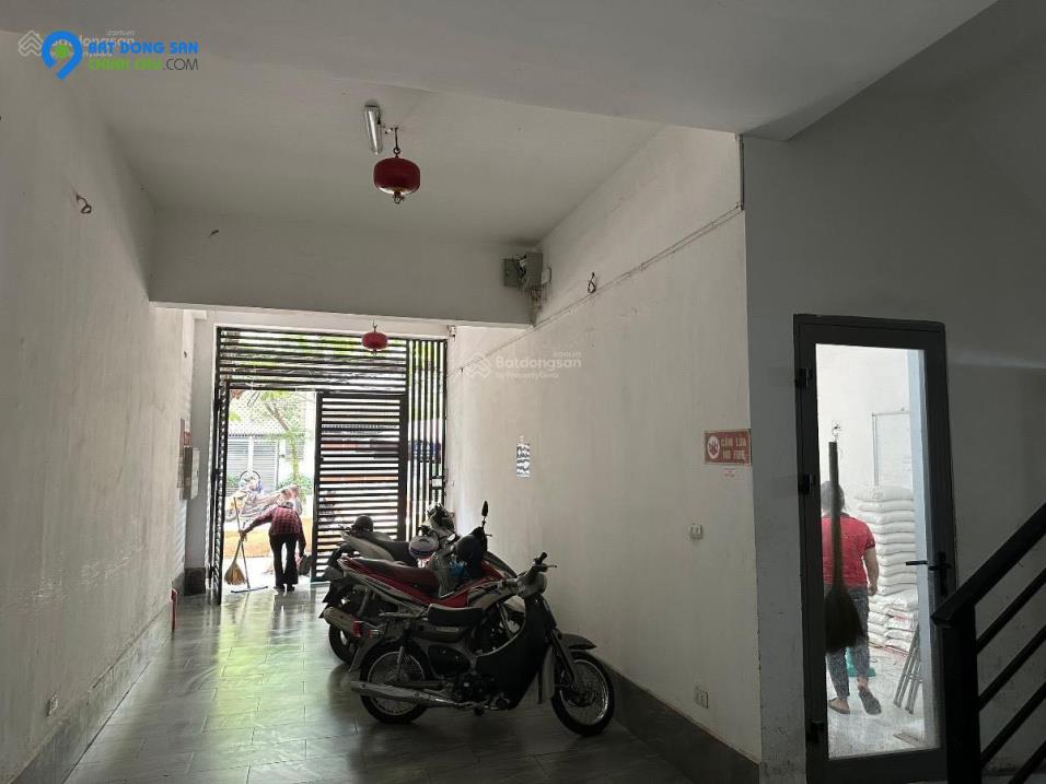 Bán building phố Nguyên Hồng phân lô ô tô tránh có vỉa hè, thang máy DT 84m2 8 tầng mặt tiền khủng