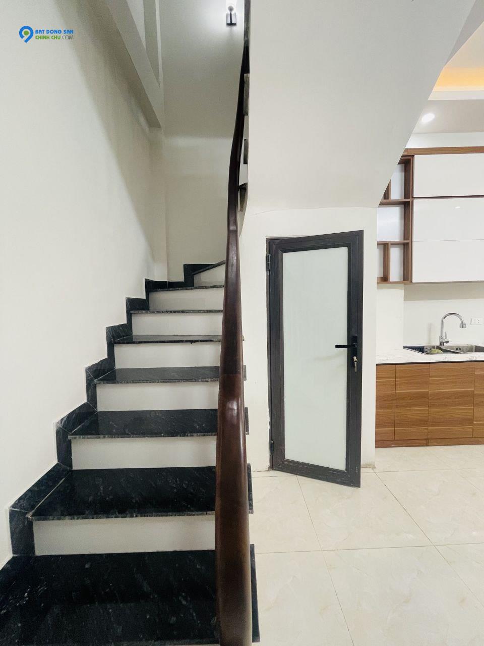 Bán nhà Đặng Tiến Đông 50m2 x5T, nhỉnh 4 tỷ Ô TÔ