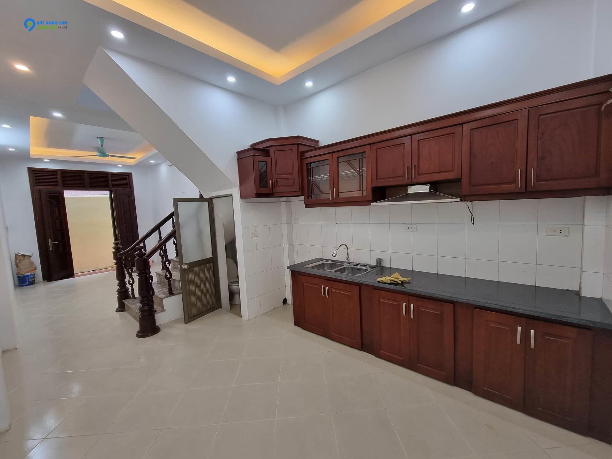 Bán nhà Mễ Trì 40m2 4 tầng 3 bước ra hồ mát mẻ giá nhỉnh 4 tỷ