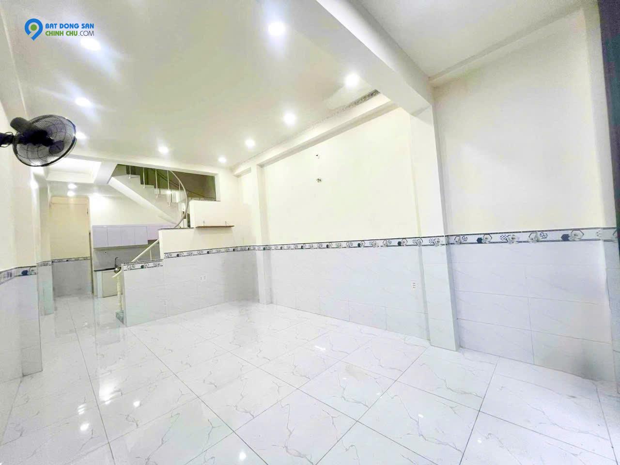 Bán nhà Q10, thông CMT8, oto trong nhà, 44M2, cao 2 tầng 2 phòng: Nhỉnh 6 Tỷ.