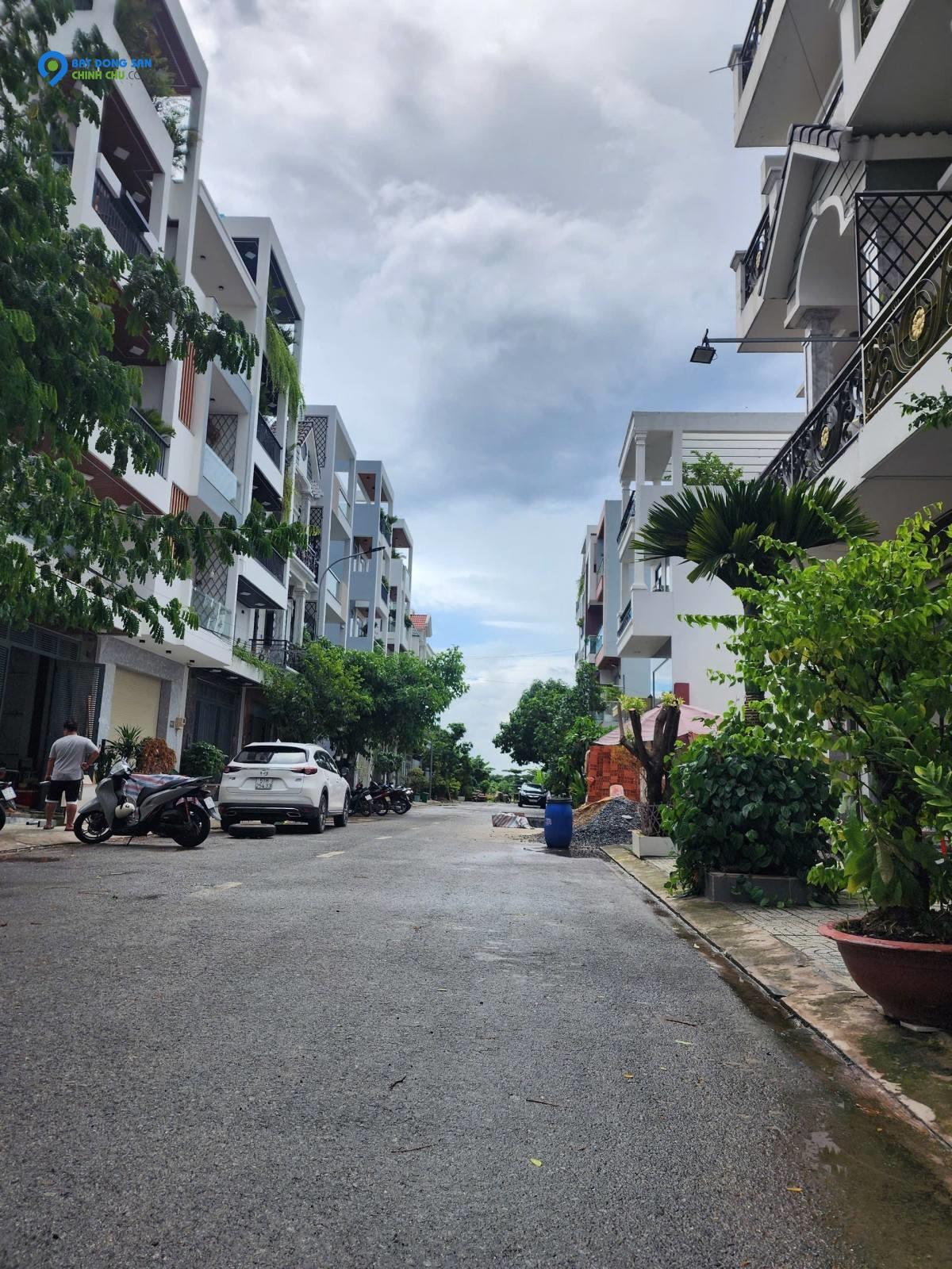 Bán nhà hẻm Lê Thị Riêng, Q.12. 5.4x14m, 4 tầng, 6PN, sổ hồng. Giá 7.5 tỷ.