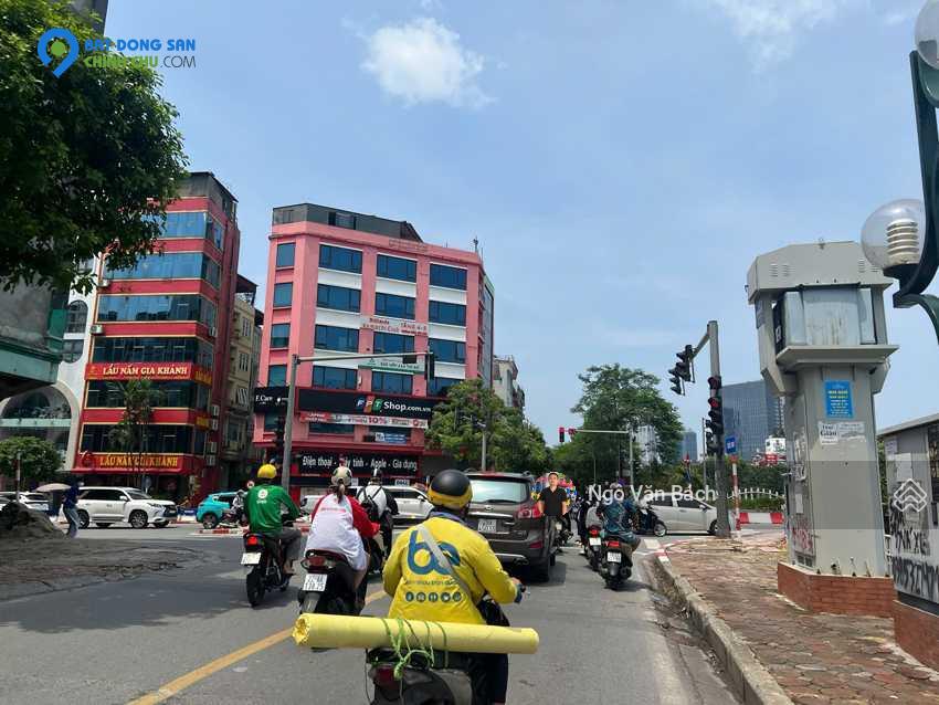 Bán tòa văn phòng mặt phố Nguyễn Khang, thông sàn, dòng tiền 1.2 tỷ/năm, nhà mới tinh, nhỉnh 36 tỷ