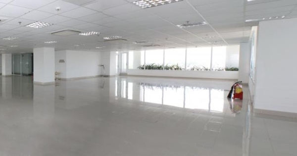 CHO THUÊ VĂN PHÒNG - NHÀ NGUYÊN CĂN LÔ GÓC PHẠM VĂN ĐỒNG 550M2 70TR 0931864739