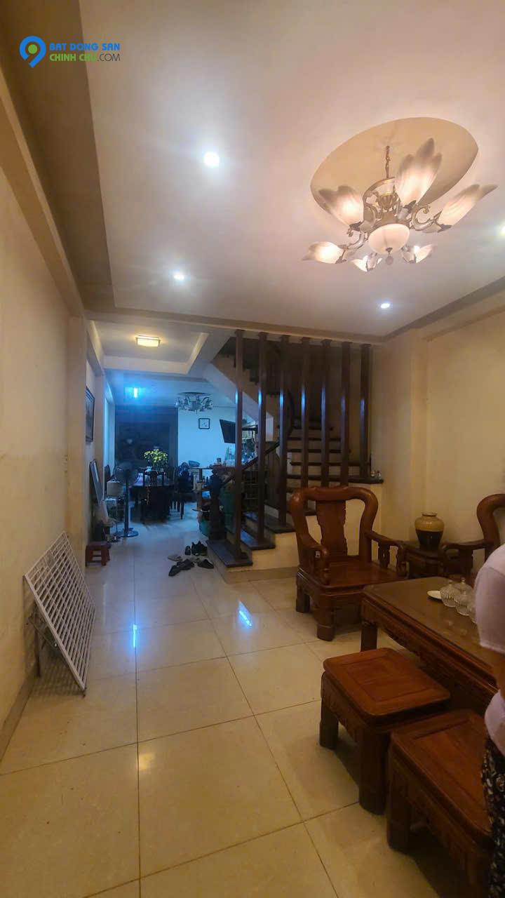 Cần bán nhà Nguyễn Văn Cừ, vị trí đẹp, muôn vàn tiện ích, giao thông thuận tiện.