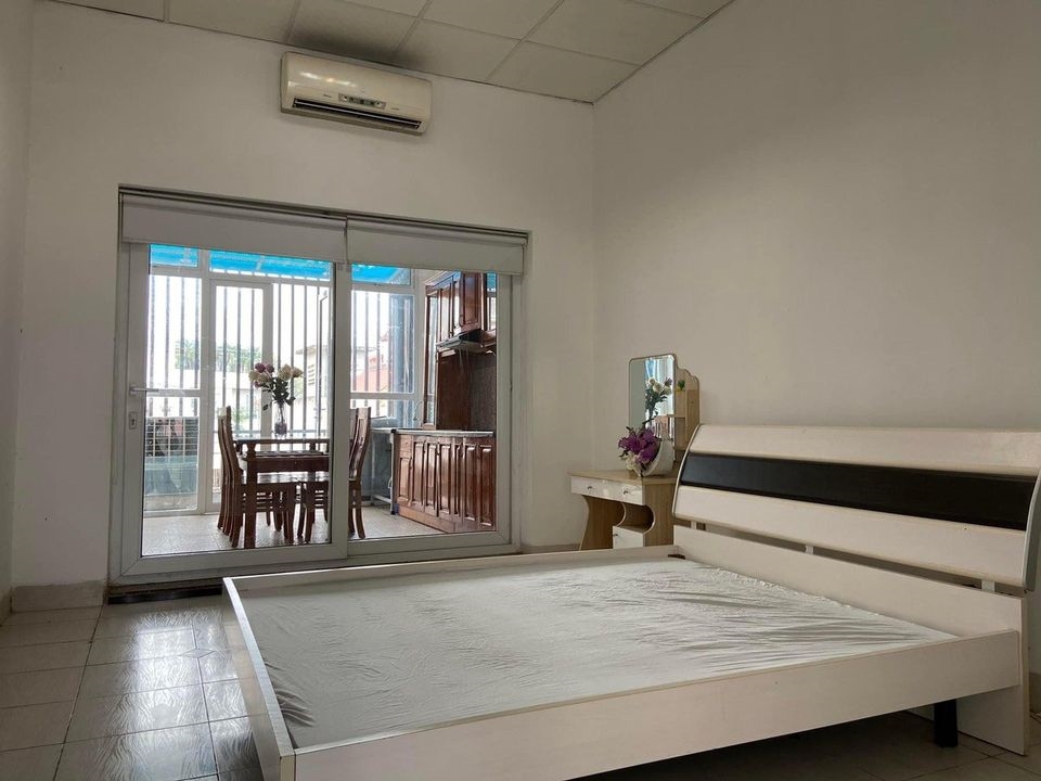 Cho thuê căn hộ thông phòng 2 tầng 50m2x 2 tầng gồm 3 ngủ 1 bếp. Ngõ 158 Nguyễn Khánh Toàn.