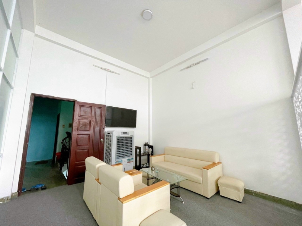 Cho thuê sàn trống làm văn phòng - tầng 3: 8x18m. Giá 10 tiệur/tháng