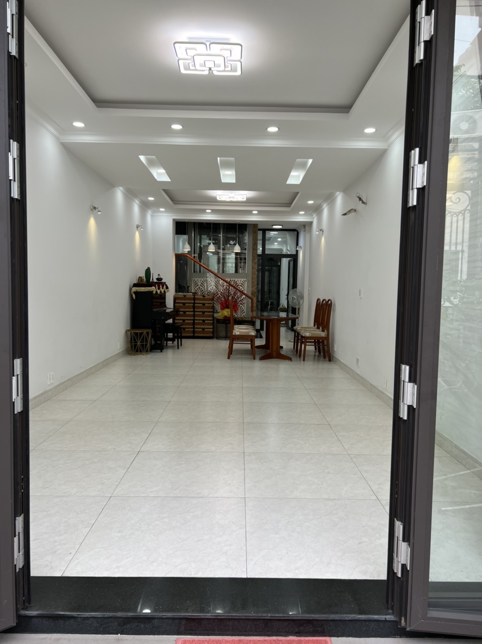 Cho thuê tầng 1 làm văn phòng, mặt bằng kinh doanh tại 21 Hoàng Việt, Phường 4, Tân Bình DT96m2 Giá 12tr/th