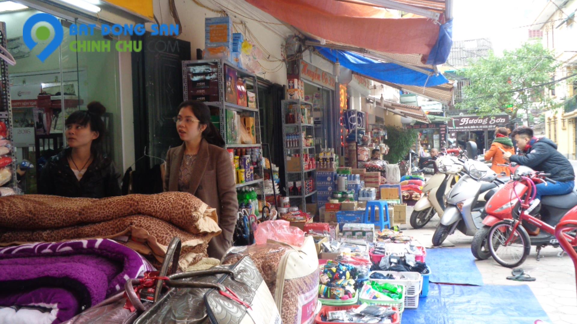 Giá 4 tỷ, mặt tiền ngay đầu cổng chợ Nguyễn Sơn, 4x6.1, 3 tầng.