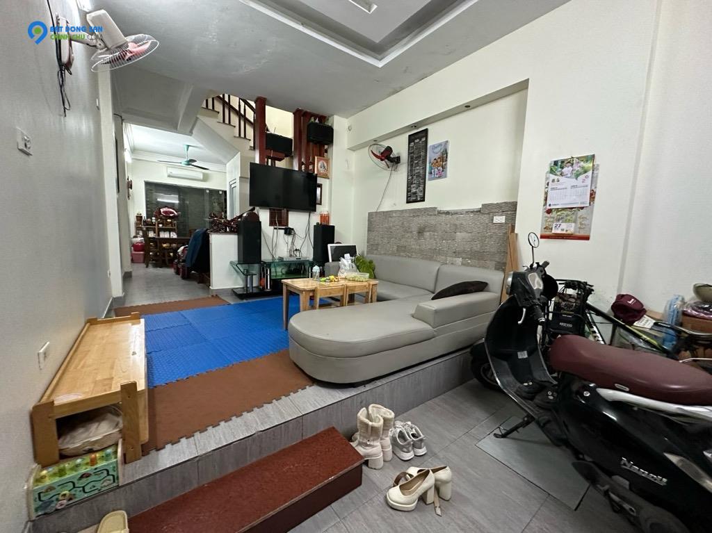 Nhà Hoa Lâm cách đường ô tô tránh 50m, trước nhà có sân để xe ô tô ngày đêm, khu dân trí, cách trường tiểu học 100m.