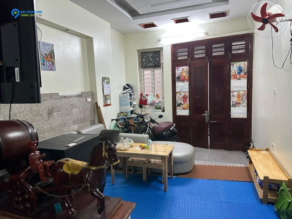 Nhà Hoa Lâm cách đường ô tô tránh 50m, trước nhà có sân để xe ô tô ngày đêm, khu dân trí, cách trường tiểu học 100m.