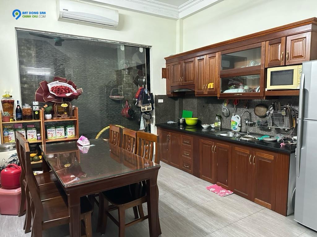 Nhà Hoa Lâm cách đường ô tô tránh 50m, trước nhà có sân để xe ô tô ngày đêm, khu dân trí, cách trường tiểu học 100m.