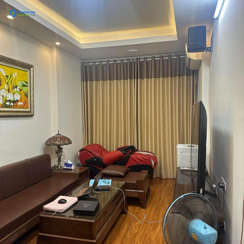 Nhà Nguyễn Văn Cừ, ô tô đến cửa, 200m ra mặt phố, để lại full nội thất.