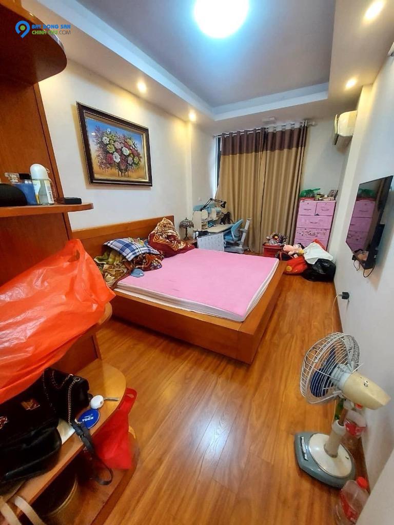 Nhà Nguyễn Văn Cừ, ô tô đến cửa, 200m ra mặt phố, để lại full nội thất.