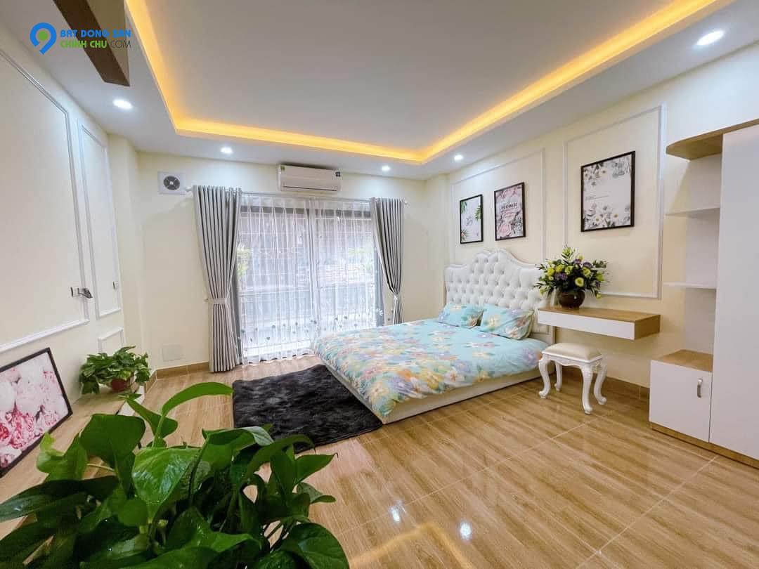 Nhà đẹp ở luôn Nguyễn Khang 52m 5T, Ngõ thông, 30m ra phố, 9.7 tỷ