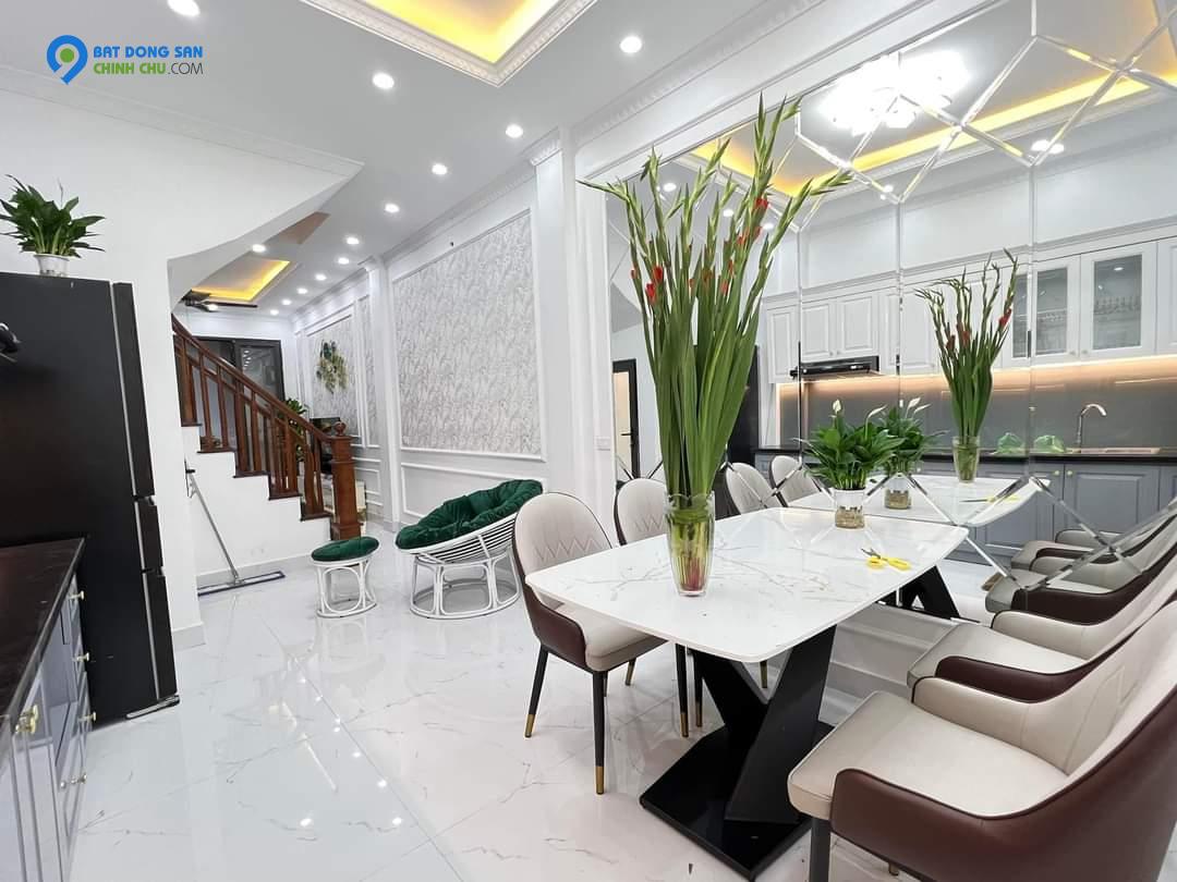 Toà CCMN  Nguyễn Khang, full nội thất 40 phòng, DT180triệu/tháng, thang máy 20m ô tô,150m-29 tỷ