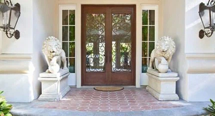 Chú ý khi bố trí sư tử đá trước cổng, cửa chính của ngôi nhà